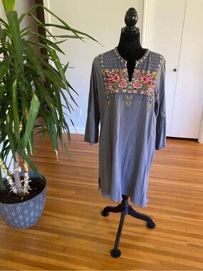 Johnny Was Gray Cotton Dress with  Floral Embroidery. Gorgeous! Size Medium